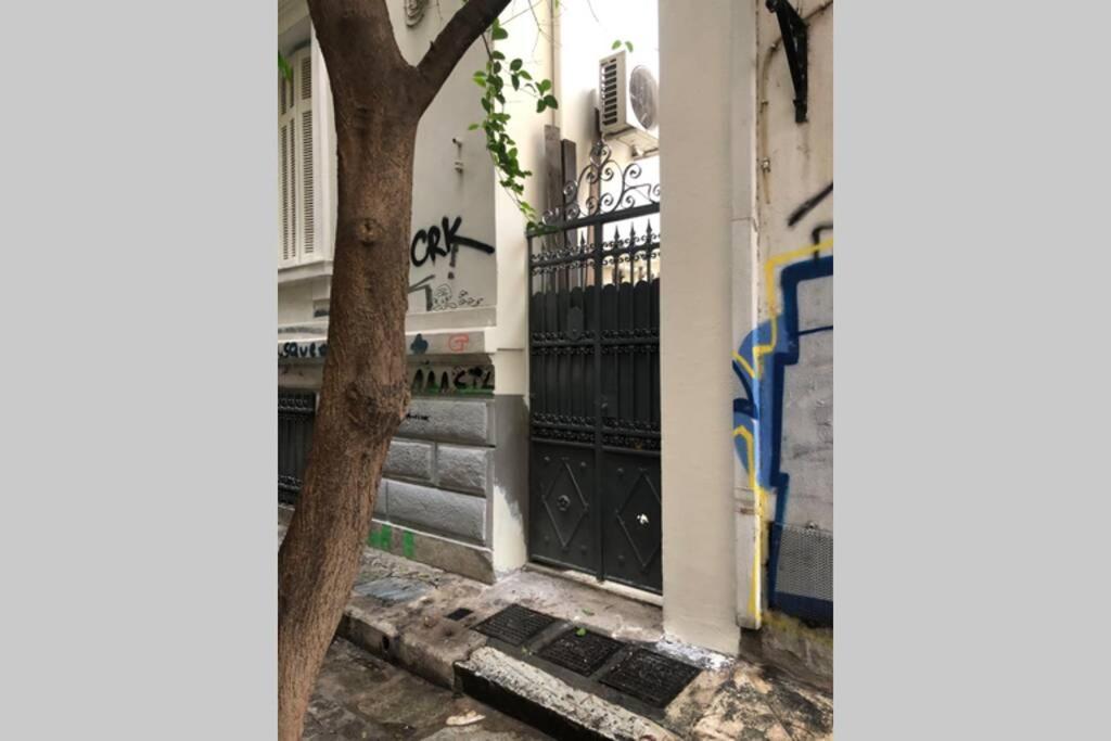 Exarcheia: Independent Ground Floor House. Apartment Athens Exterior photo