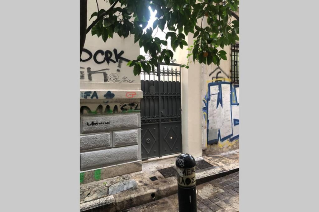 Exarcheia: Independent Ground Floor House. Apartment Athens Exterior photo